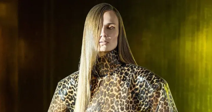 俄罗斯超模娜塔莎·波利，金色空间艺术展摄影