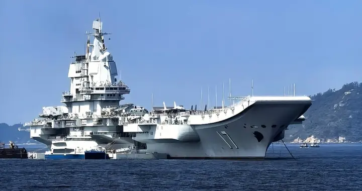 东部战区报道！东海巨浪滔天，渔船下沉边缘，扬州舰30分钟救援