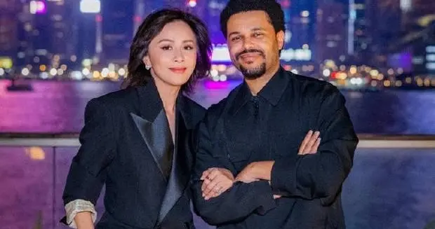 维港夜宴那晚，影帝夫妇把顶流宠成了“人形立牌”