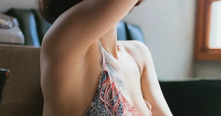 驯服镜头前的表现力：摄影师控制模特表现欲的专业指南
