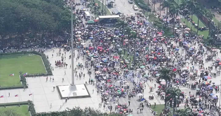 菲律宾凌晨大规模抗议，民众高喊换总统，马科斯吓得躲进总统府