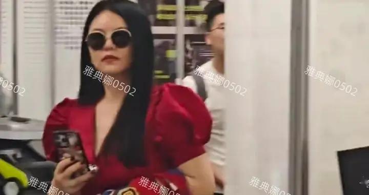 湖南大学偶遇李湘，虽然她打扮依旧贵妇但明显瘦了，下巴也变尖了