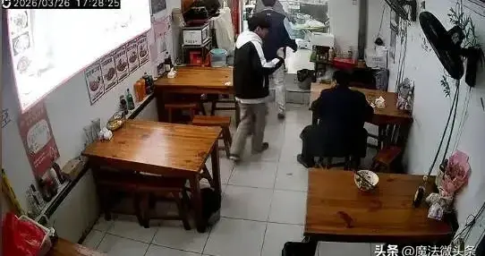 几名初中生在面馆遇到老师，用仅剩的2元钱悄悄给老师加卤蛋