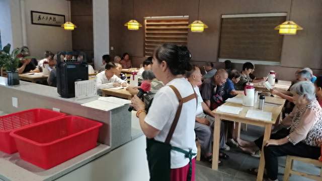 志愿助力雨花斋 素食供养长者身