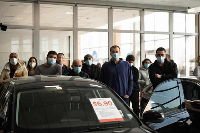 美国车市彻底“疯了”！买家加价抢破头，车企巨头却在狂囤零件？