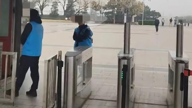 过客：先烈们，我来了，进去看你们要收费