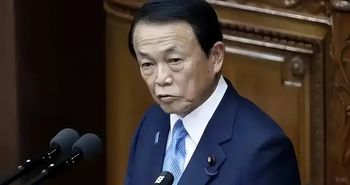 日本政坛生变？最大靠山出事了，高市现在急着推动11月访华行程