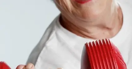 小区住了五年的张大妈，平时总帮我代收快递