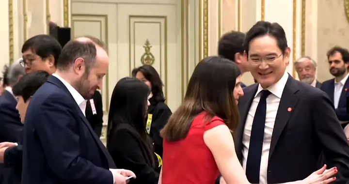 李在镕和李富真兄妹参加李在明为马克龙举行的午宴，全智贤也来了