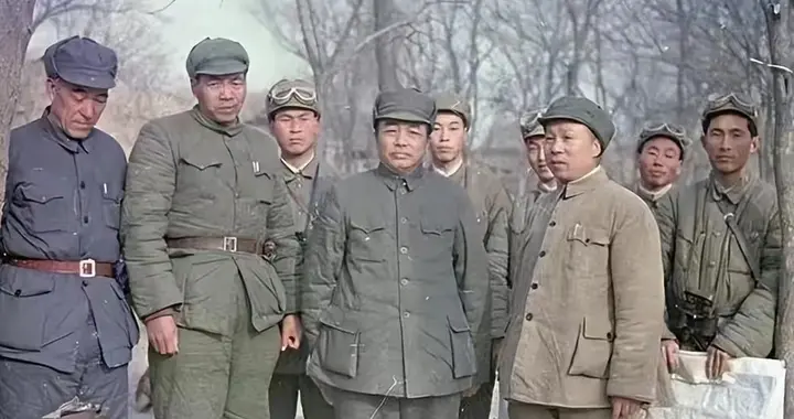 1948 年他被彭老总从团长连降五级成为战士，后被授予什么军衔？