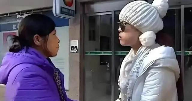 21岁农村女孩觉得自己太漂亮，怀疑是农村父母买回来