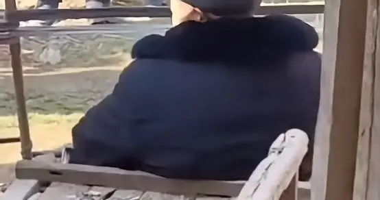 活人逼死人让出一米宅基地，无奈之下外嫁女砸墙送父出殡