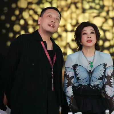 优优时尚穿搭：刘晓庆陈冲同框亮相百花奖