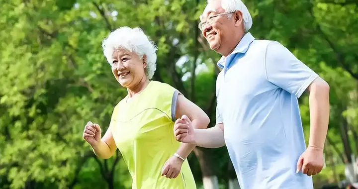 告诫老年人：一旦过了70岁，宁愿多散散步，也不要盲目做这5件事