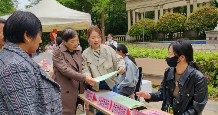 政策宣传进集市 便民服务暖人心