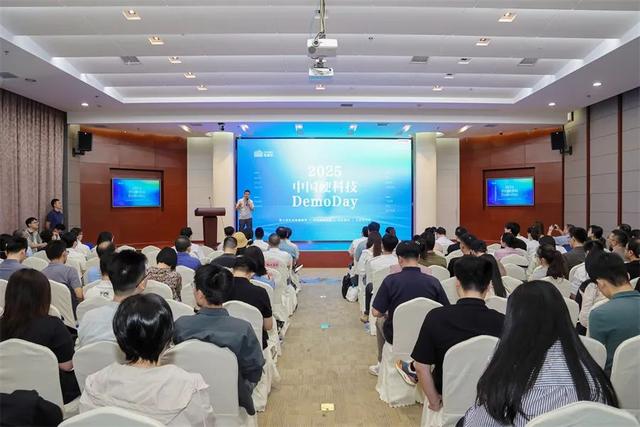 人工角膜、AI理疗机器人……硬科技路演“神仙打架”，爆款频出