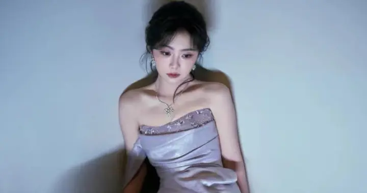 谭松韵越来越放得开！一袭抹胸裙秀曲线，美出新高度！