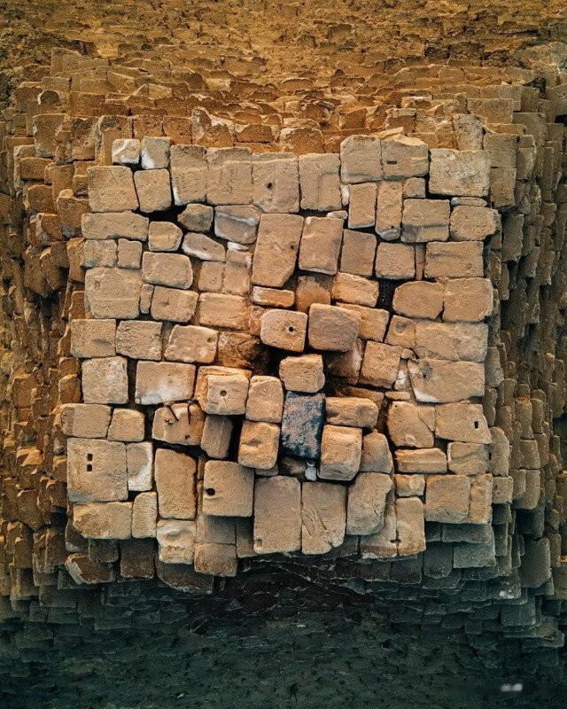 金字塔之谜：为何吉萨之巅乱石堆积？