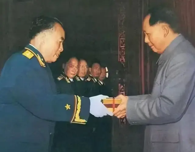 1955年授衔时，年纪最大的开国元帅、将军、校官分别是谁？