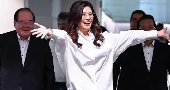 何日君再来！郑丽文正式抵台 傅崐萁率众立委机场迎接！