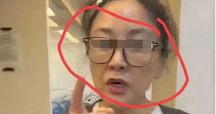 女子酒店喊女儿被当众辱骂！涉事者正脸曝光，恶意贴标签太过分。