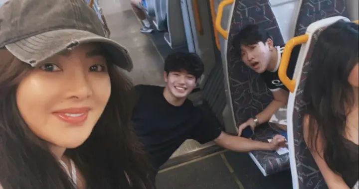 曹格前妻带俩孩子过节，14岁Grace好身材变辣妹，Joe和妈妈像姐弟