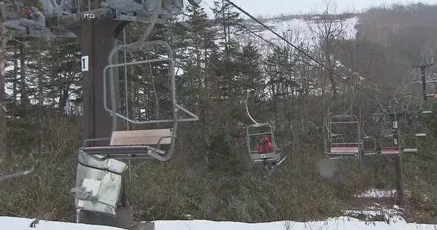 滑雪缆车竟成“索命绳”：背包被夹拖行丧命，安全细节别马虎！