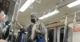 这下好了,这位大姐下次应该就不会那么霸道了.