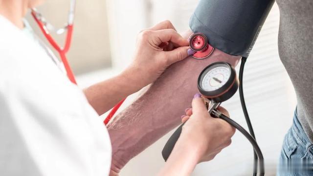 高血压|测血压到底测左臂还是右臂？不懂这7点，可能真等于白测