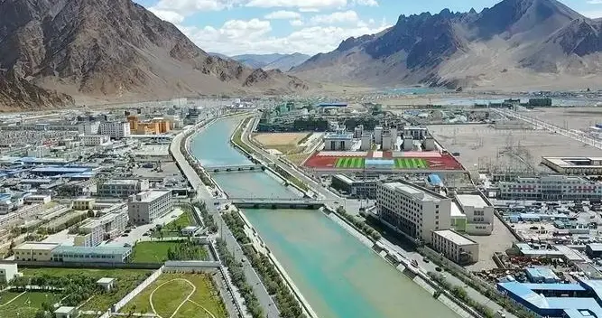 终于让印度怕了！中国斥资千亿，在5400米海拔建成一座现代化小城