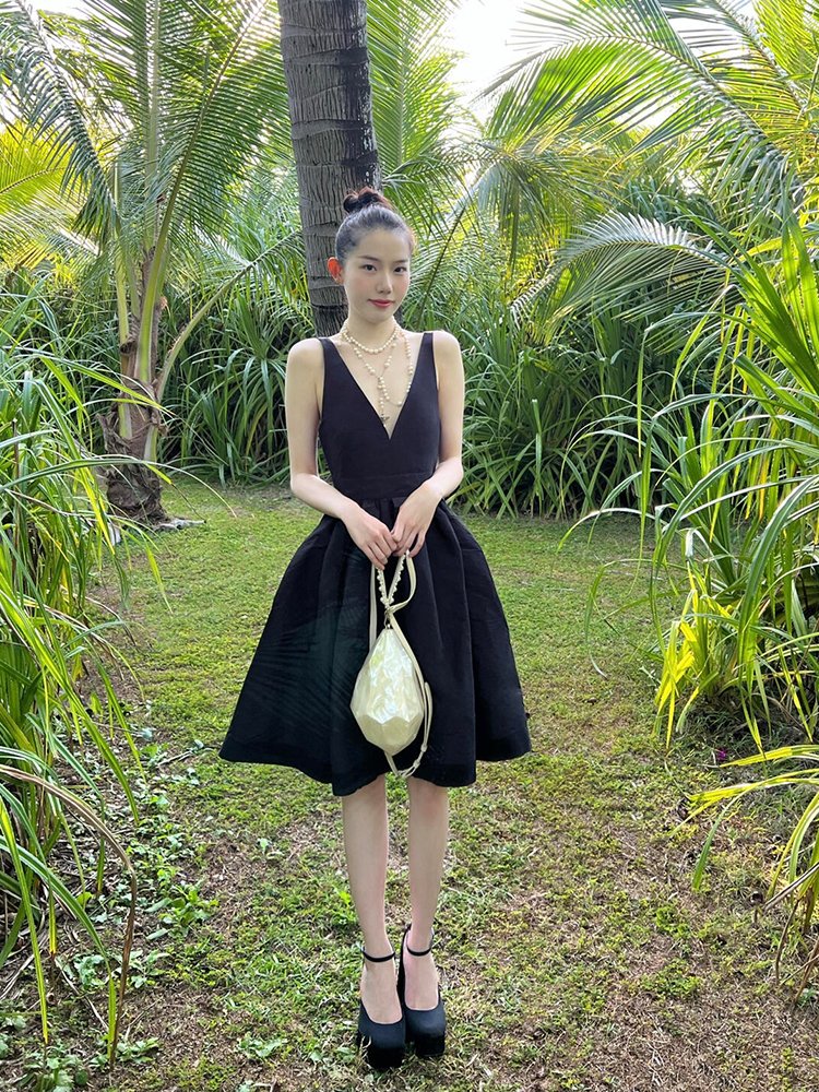 轻奢小众海边度假赫本风黑色吊带连衣裙