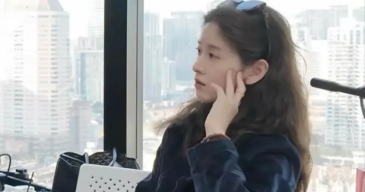 32岁章泽天回国创业，烫羊毛卷素颜开会很自信，没有拖刘强东后腿