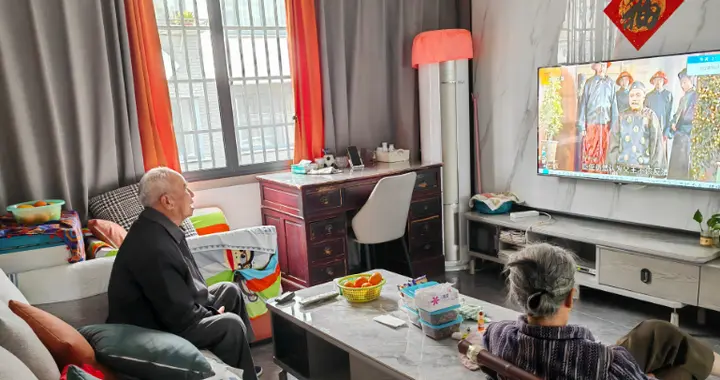 我50岁，搭伙后男方吃住我家，每月只出300生活费，有必要继续吗