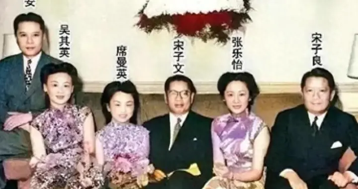 1942年宋子文与弟弟合影，夫人张乐怡容貌出众，令人难忘