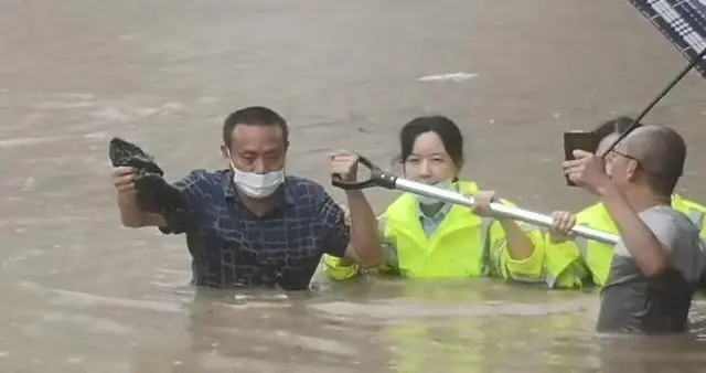 湖北暴雨引发小龙虾大逃亡，“全城免费吃小龙虾”背后的隐痛