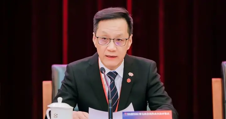 流量泡沫下的“绝望文盲”：没文化的明星，正在透支国家的未来？