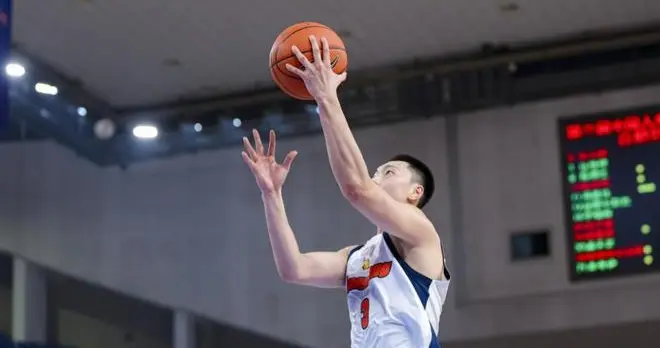 广东队3分险胜浙江，徐杰带伤出战好于胡明轩，郭士强看到了吗