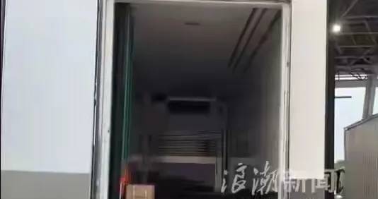 解释不清了，一空货车过收费站超重被拦下，司机无奈开门证明