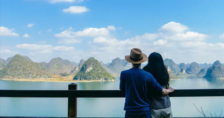 我发现当今独生子女结合的家庭，表面看似幸福，现实却活得不容易