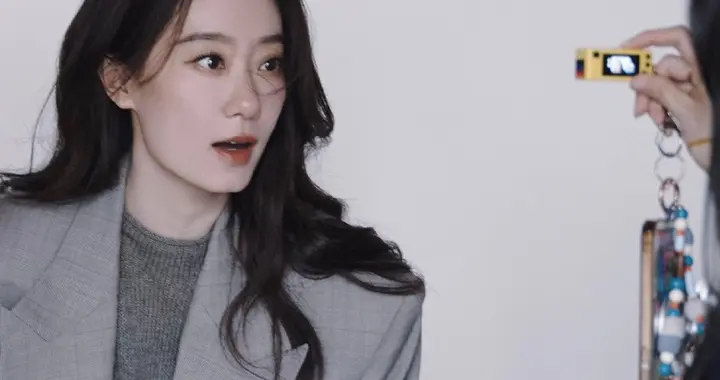 张小斐一身西装穿搭，又飒又美，个性张扬