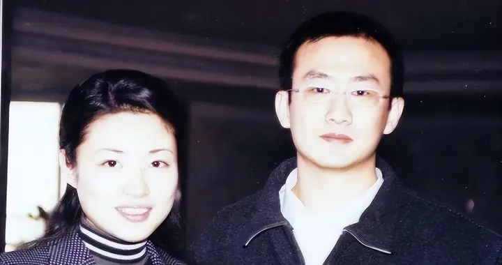 离婚24年，他已经退休，而她还在路上，夫妻差距一目了然