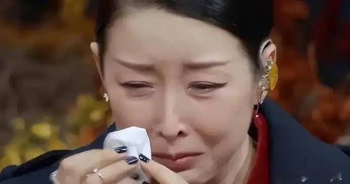 著名歌唱家“消失”十年重回荧幕，曾和名导离婚，现带儿子嫁高官