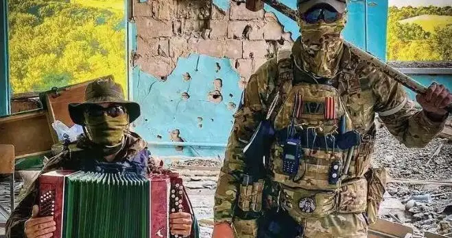 为什么俄罗斯放着几十万的正规军不用，却大量使用雇佣兵？其实俄罗斯不是放...