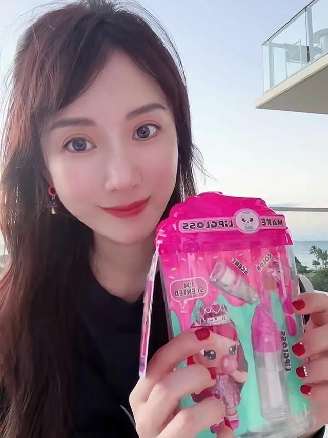 海藻李念晒娃：12岁女儿在豪宅露台打排球，三胎儿子坐婴儿车超乖