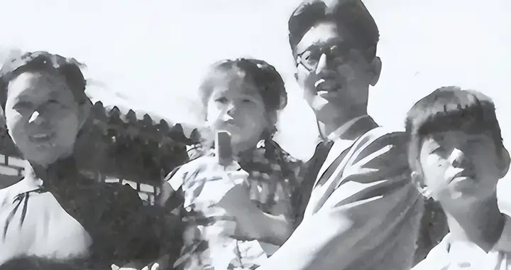 她是乔冠华的千金，却被继母百般刁难，连保姆也给她罪受