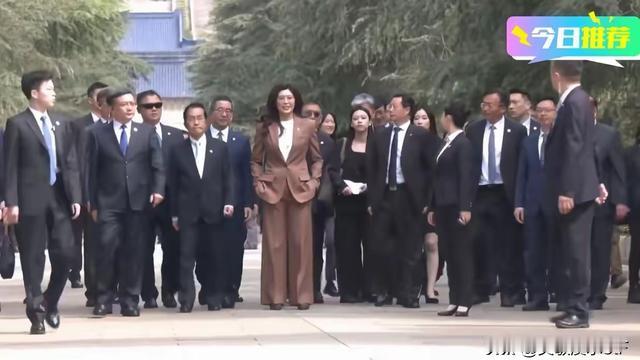 灵敏溪水6tF：这张照片郑丽文站在正中间