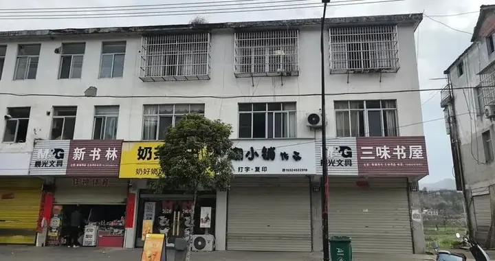 安徽6岁女童遇害，嫌疑人柳某某与受害人住同一栋楼，两家多有往来，女童父...