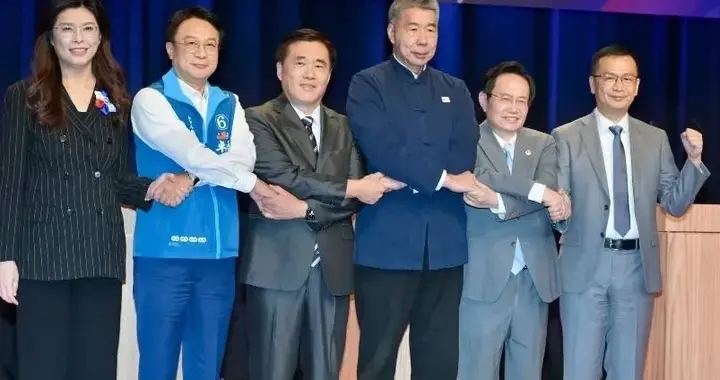 “一个到处泼粪”配“一个假民调”！国民党主席选举的一场荒缪剧