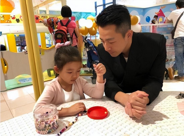 汪小菲直播透露好消息，要给游客打五折，张兰的三点叮嘱让人心疼