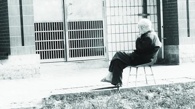 岁月浮沉：没退休工资的人养老确实是个难题